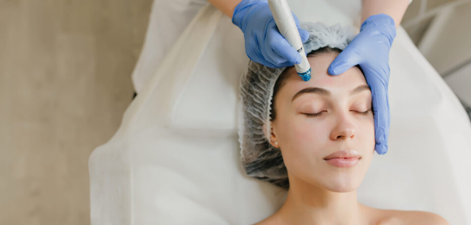 How does a HydraFacial work using vortex technology at Dermacarelab