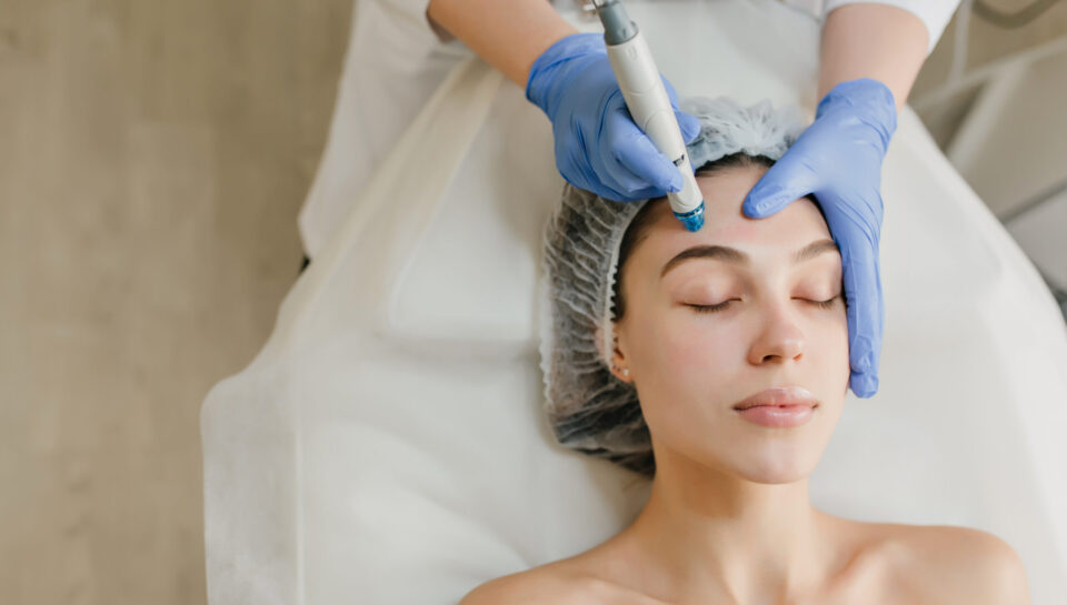 How does a HydraFacial work using vortex technology at Dermacarelab